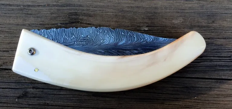 Couteau corse martelloni manche en défense de phacochère lame damas plume Couteau corse martelloni manche en défense de phacochère lame damas plume