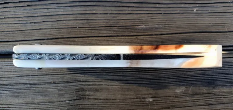 Couteau corse martelloni manche en défense de phacochère lame damas plume Couteau corse martelloni manche en défense de phacochère lame damas plume