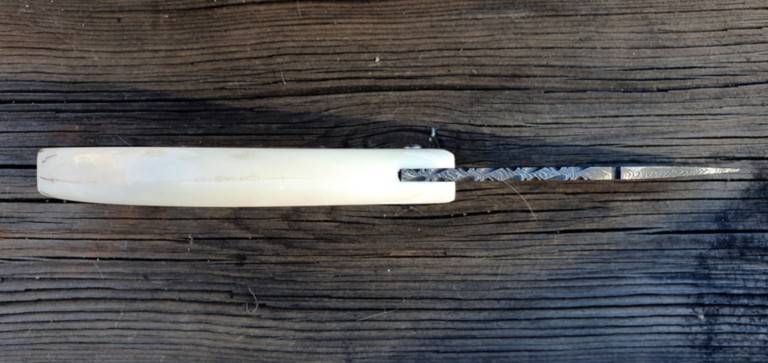 Couteau corse martelloni manche en défense de phacochère lame damas plume Couteau corse martelloni manche en défense de phacochère lame damas plume