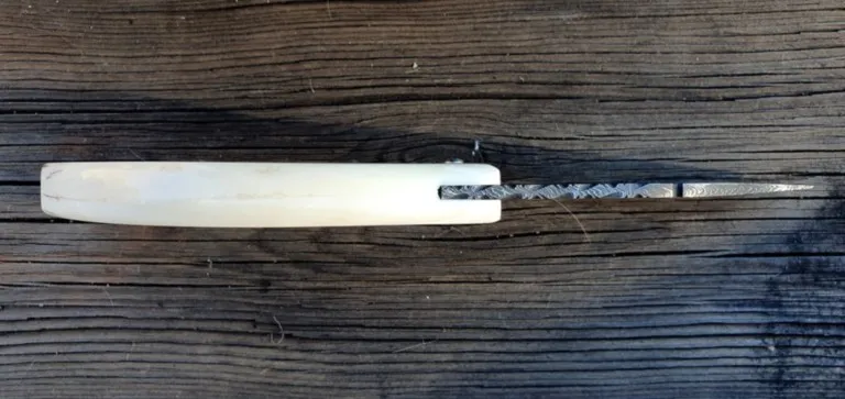 Couteau corse martelloni manche en défense de phacochère lame damas plume Couteau corse martelloni manche en défense de phacochère lame damas plume