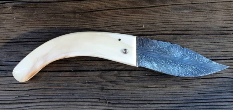 Couteau corse martelloni manche en défense de phacochère lame damas plume