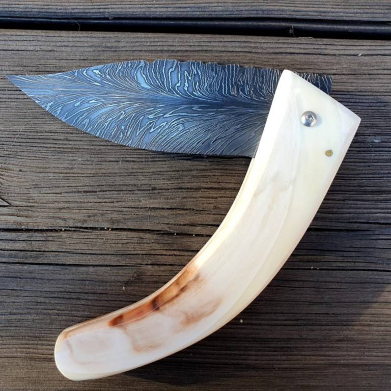 Couteau corse martelloni manche en défense de phacochère lame damas plume Couteau corse martelloni manche en défense de phacochère lame damas plume