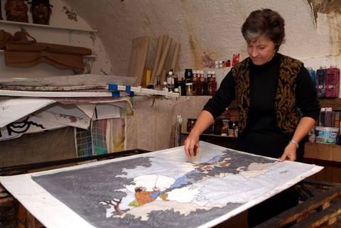 Françoise peint un tableau sur voile de coton